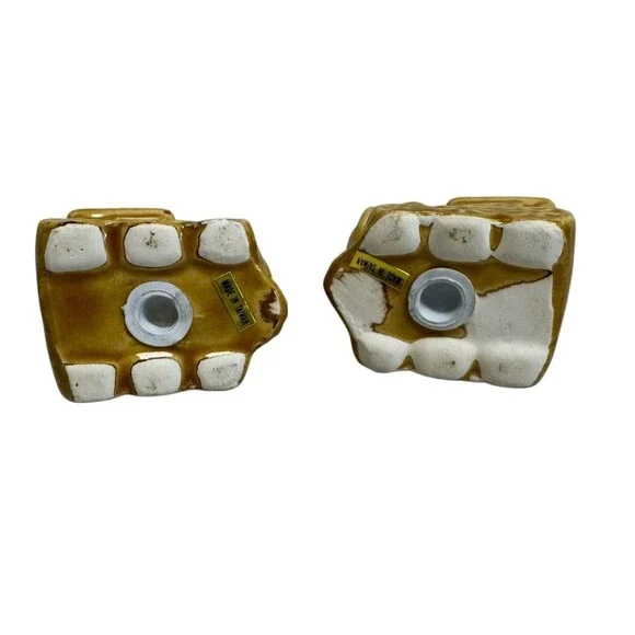 Vintage Train Locomotives Salt‎ and Pepper Shakers with Stoppers Made in Taiwan - Picture 4 of 5